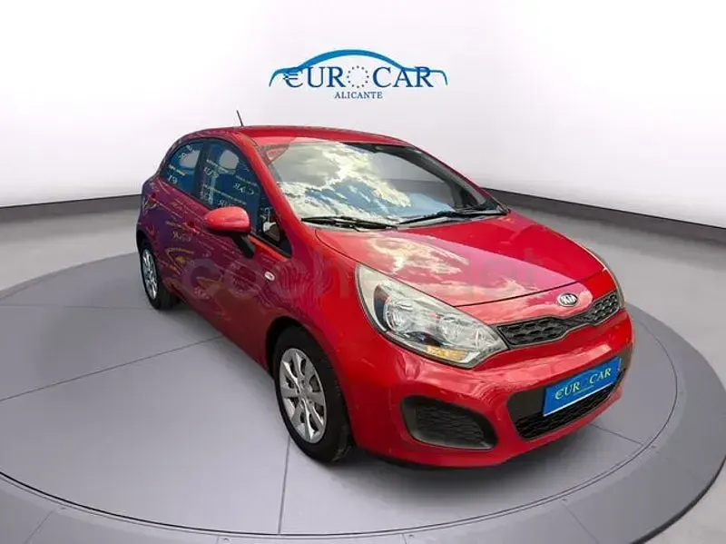 Usado Kia Rio 85 HP (62 kW) 2014 Vermelho Sedan