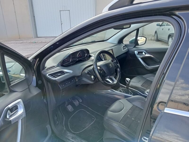 Usado Peugeot 2008 Allure 115 CV (84 kW) 2015 Negro SUV