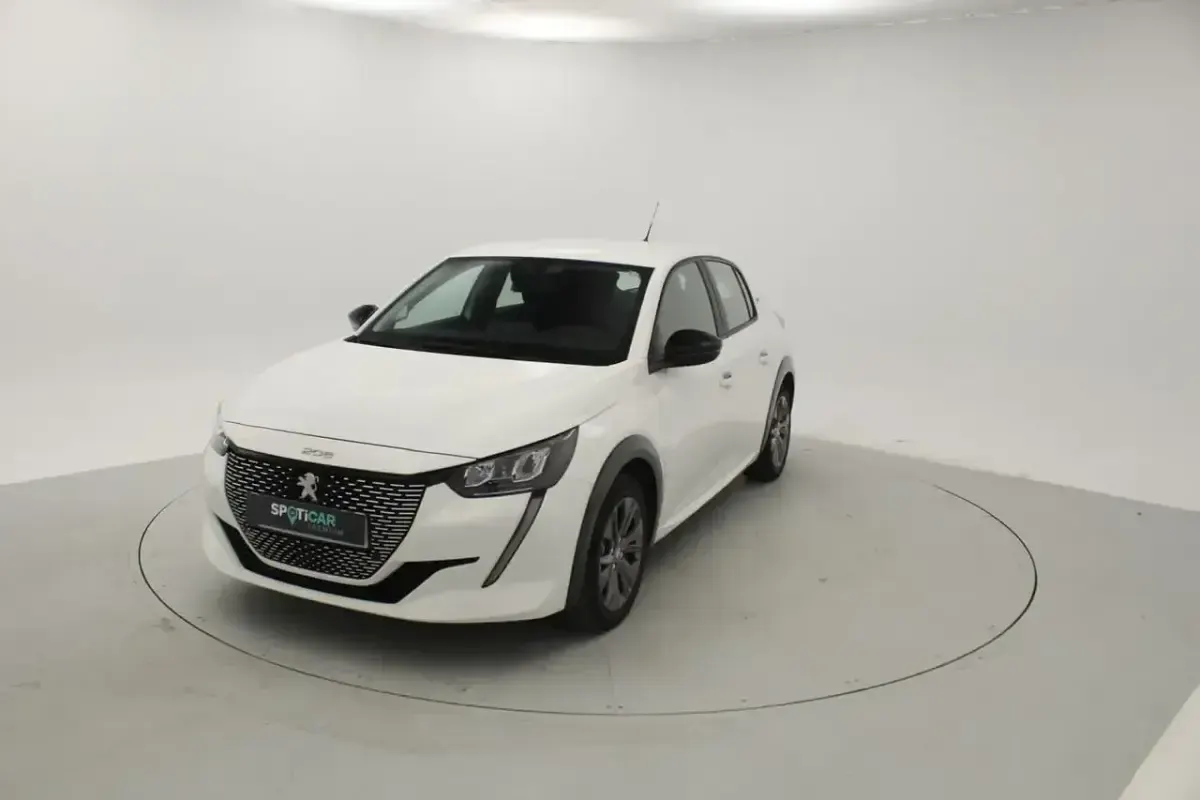 Usado Peugeot e-208 Active 100 kW (136 CV) 2023 Blanco Utilitario