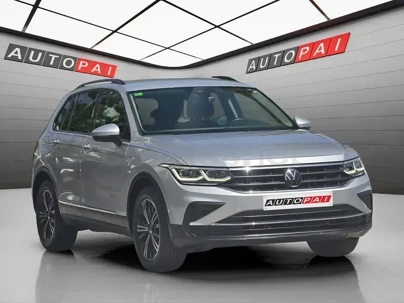 Usado VW Tiguan Sportline 150 CV (110 kW) 2022 Gris / plata SUV