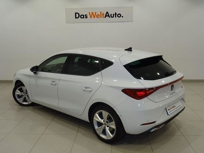 Blanco Usado 2024 Seat Leon FR Berlina | 24.500 € (Buen precio) - Imagen 1/4