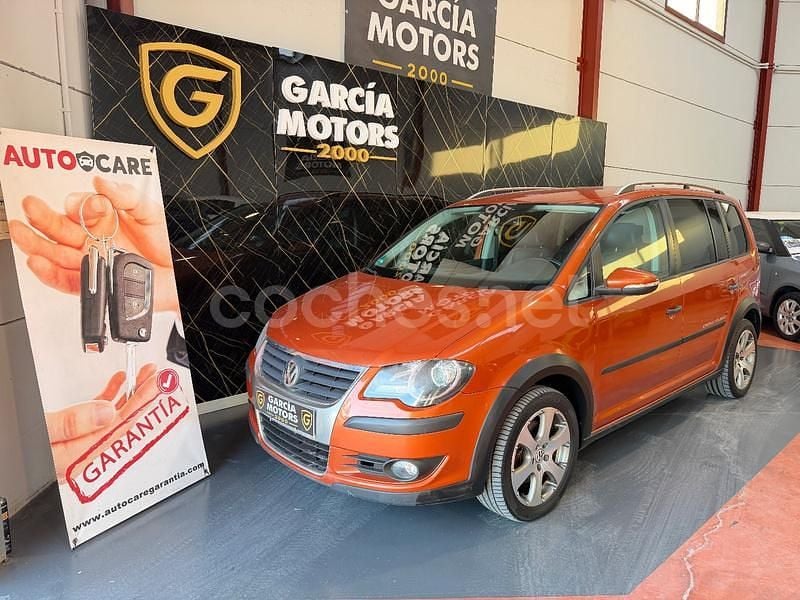 Usado VW Touran 140 CV (102 kW) 2010 Naranja Monovolumen