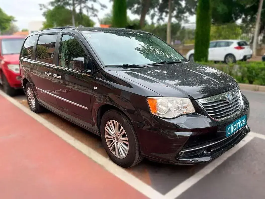 Usado Lancia Voyager Platinum 163 CV (119 kW) 2012 Negro Monovolumen