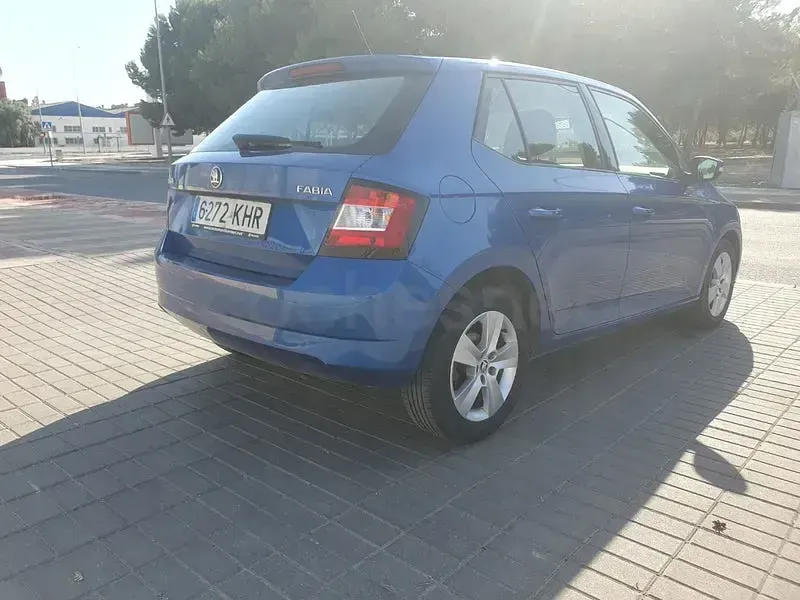 Usado Skoda Fabia Style 95 CV (69 kW) 2018 Azul Berlina