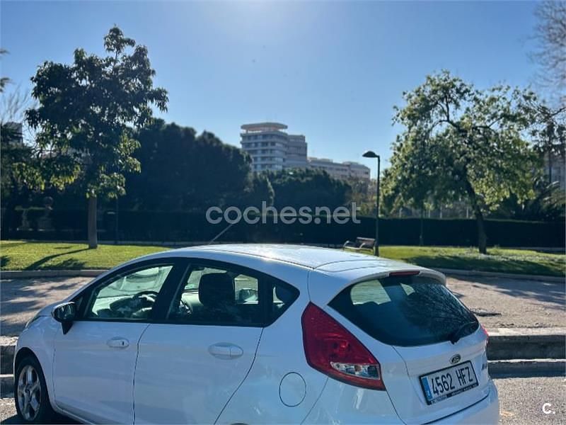 Usado Ford Fiesta Titanium 82 HP (60 kW) 2011 Branco Citadino