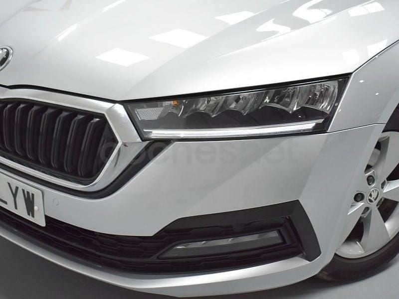 Usado Skoda Octavia Ambition 115 CV (84 kW) 2022 Gris / plata Berlina