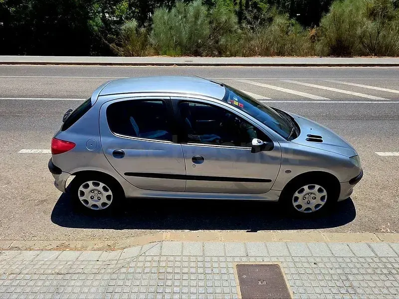 Usado Peugeot 206 110 CV (80 kW) 2001 Gris / plata Berlina