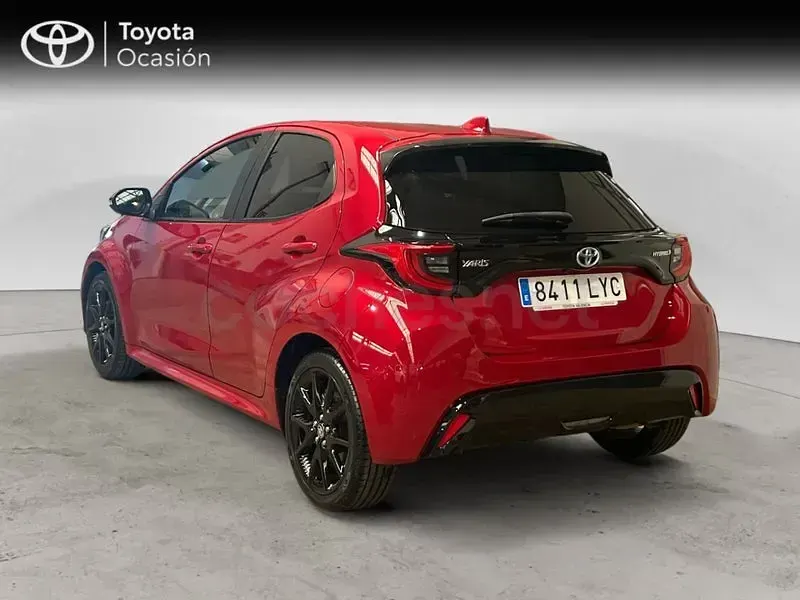 Usado Toyota Yaris Hybrid Style 116 CV (85 kW) 2022 Rojo Berlina