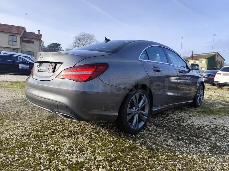 Usado Mercedes CLA200 136 CV (100 kW) 2018 Gris / plata Coupe