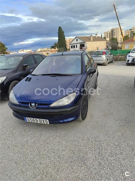 Usado Peugeot 206 70 CV (51 kW) 2002 Azul Berlina