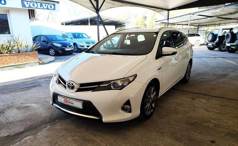 Usado Toyota Auris Touring Sports Advance 136 CV (100 kW) 2015 Blanco Familiar