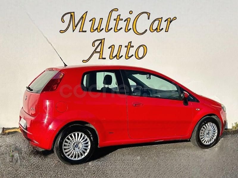 Usado Fiat Grande Punto Active 95 CV (69 kW) 2007 Granate Utilitario