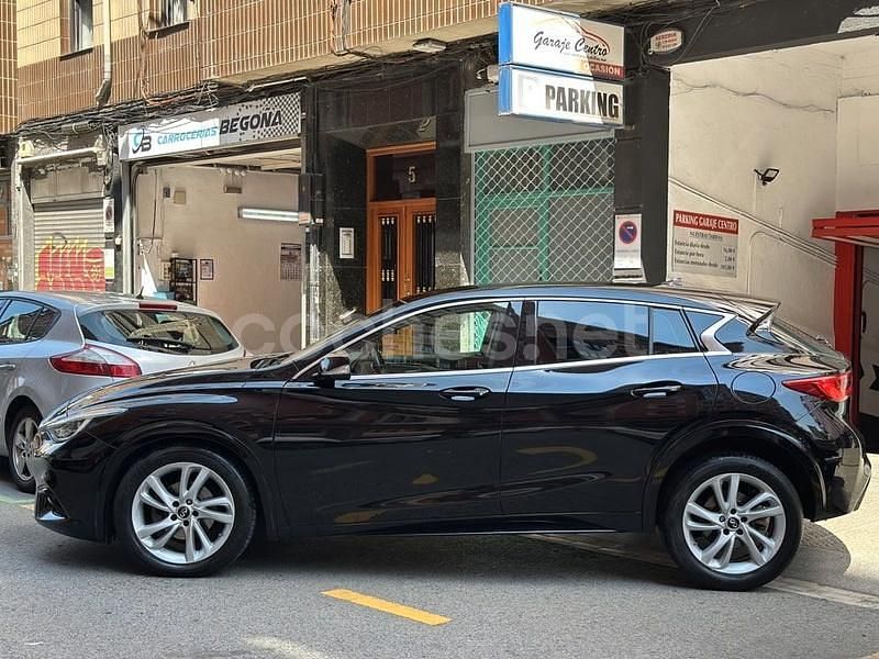 Usado Infiniti Q30 122 CV (89 kW) 2016 Negro Utilitario