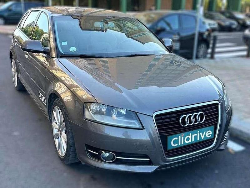 Usado Audi A3 Sportback Ambiente 140 CV (102 kW) 2011 Gris Utilitario