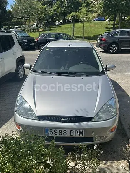 Usado Ford Focus Ambiente 90 CV (66 kW) 2001 Gris / plata Berlina