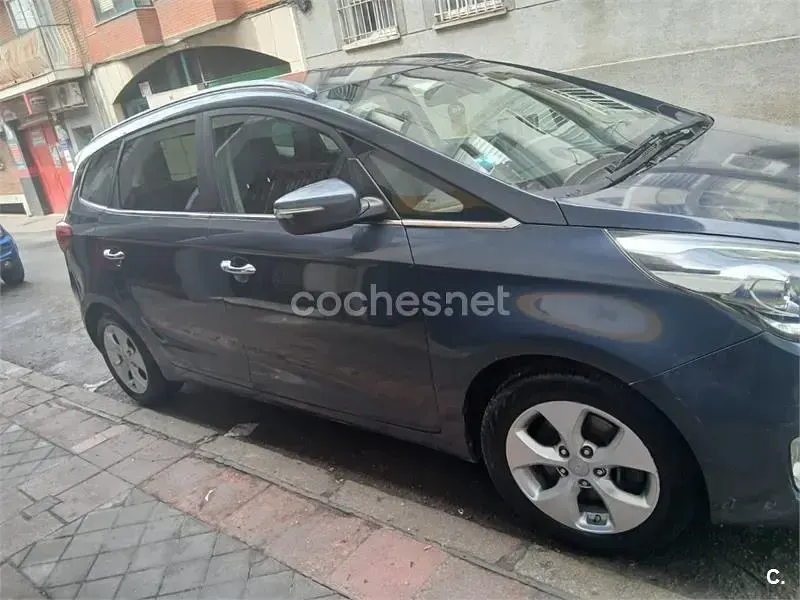 Käytetty Kia Carens 135 HP (99 kW) 2016 Sininen Tila-auto