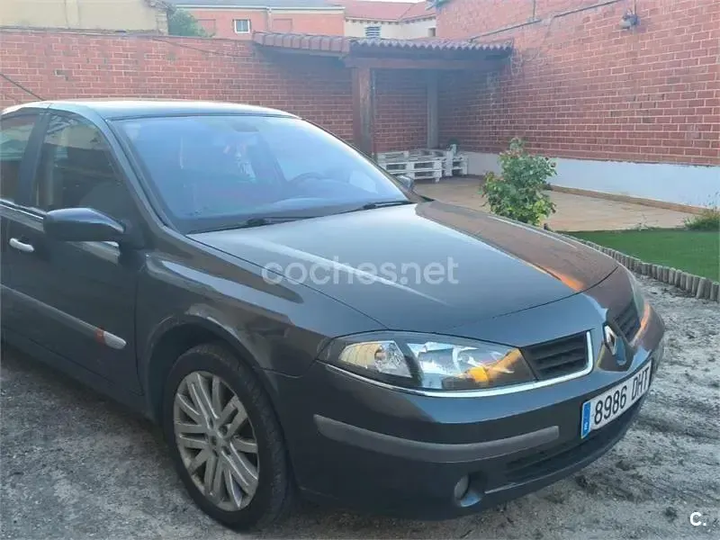 Usado Renault Laguna II Dynamique 120 CV (88 kW) 2005 Gris / plata Berlina