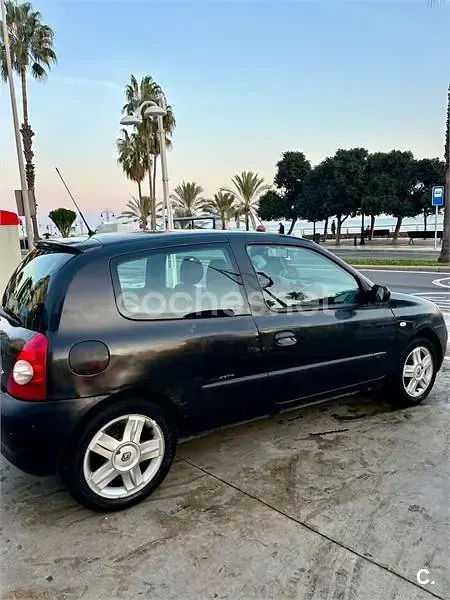 Begagnad Renault Clio II Authentique 75 HK (55 kW) 2005 Svart Sedan