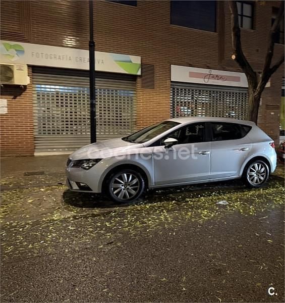 Usado Seat Leon Reference 105 CV (77 kW) 2015 Gris / plata Berlina