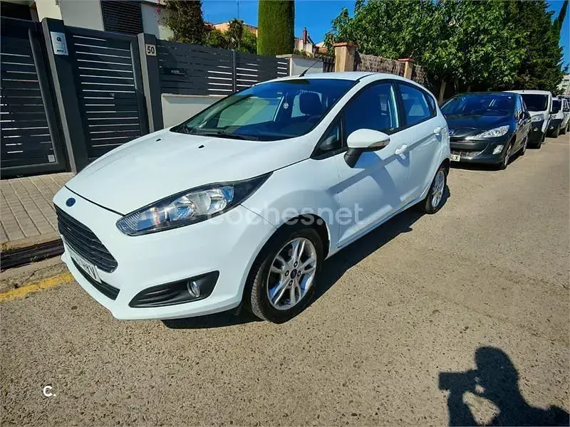 Usado Ford Fiesta Titanium 75 CV (55 kW) 2014 Blanco Utilitario