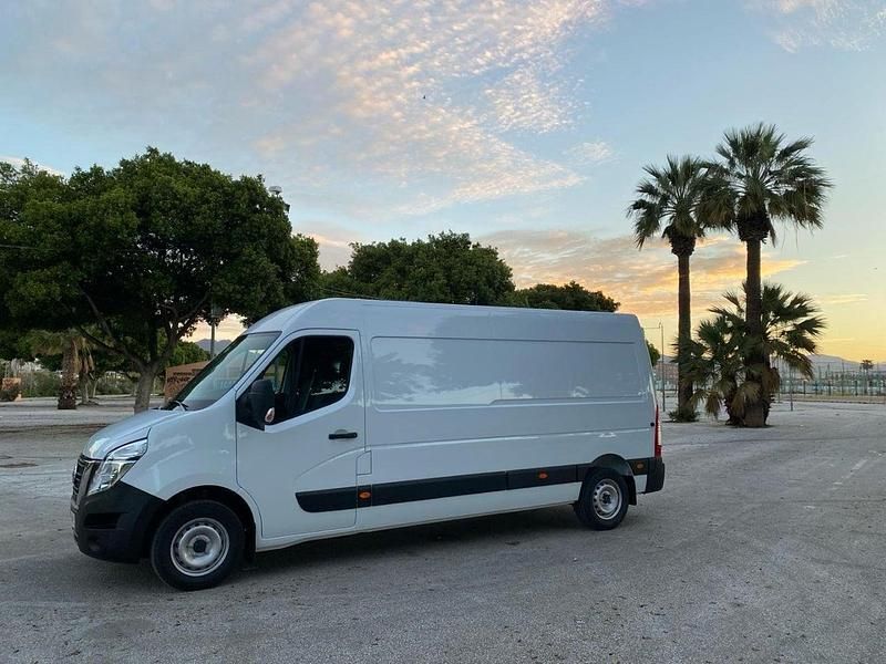 Usado Nissan Interstar 135 HP (99 kW) 2024 Branco Van