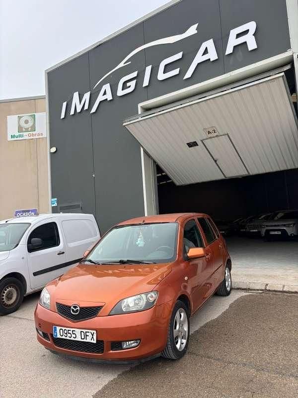 Usado Mazda 2 82 CV (60 kW) 2005 Naranja Utilitario