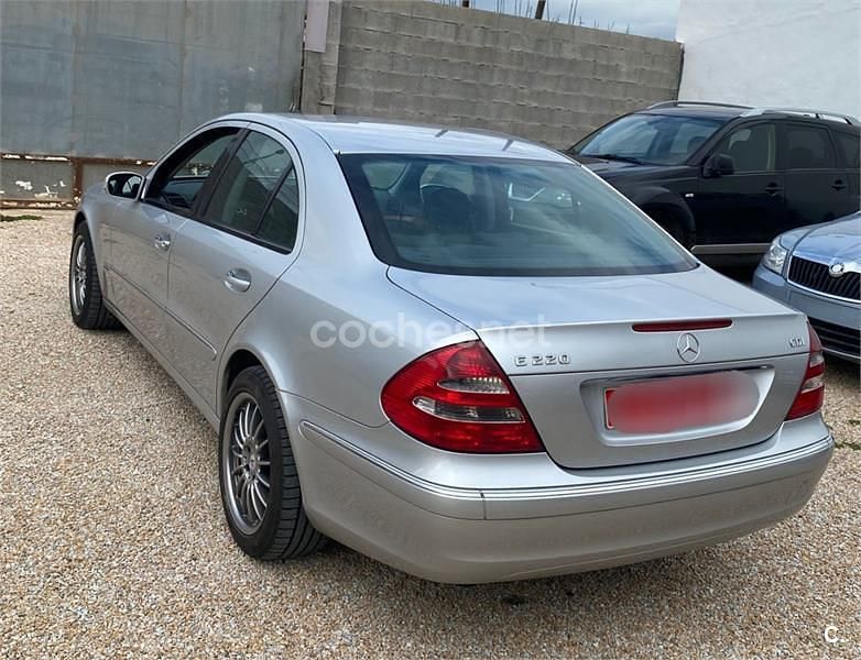 Usado Mercedes E220 Elegance 143 CV (105 kW) 2002 Gris / plata Berlina