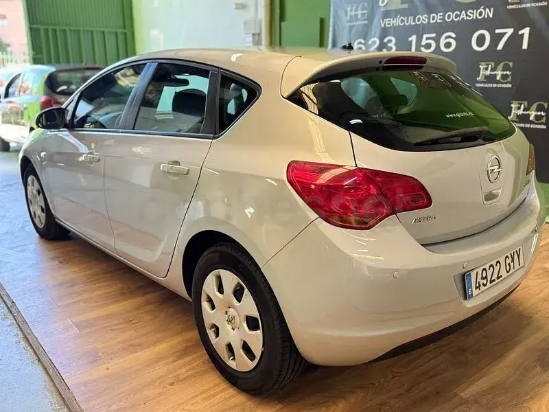 Usado Opel Astra Essentia 95 CV (69 kW) 2011 Gris / plata Berlina
