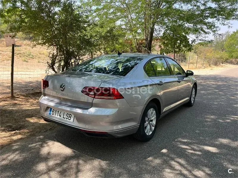 Usado VW Passat Business 150 CV (110 kW) 2021 Gris / plata Berlina
