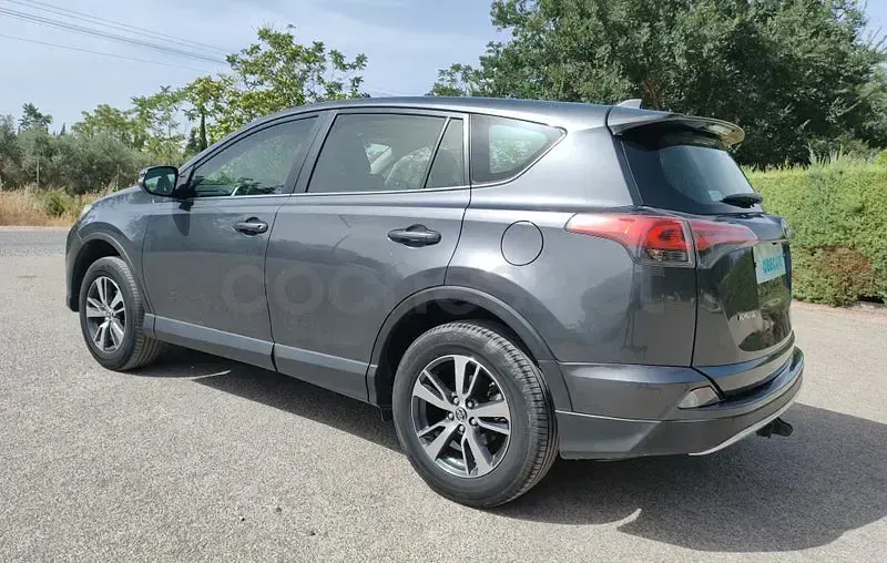 Usado Toyota RAV4 Advance 151 CV (111 kW) 2016 Gris / plata SUV