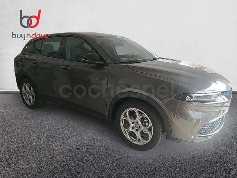 Usado Alfa Romeo Tonale Sprint 130 CV (95 kW) 2023 Gris / plata SUV