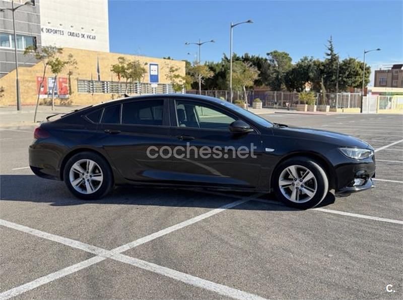Usado Opel Insignia 136 CV (100 kW) 2020 Negro Berlina