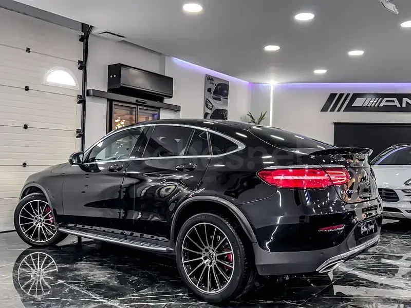 Usado Mercedes GLC250 204 CV (150 kW) 2018 Negro SUV