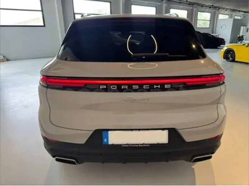 Usado Porsche Cayenne E-Hybrid 470 CV (345 kW) 2025 Gris / plata SUV