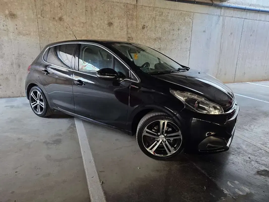 Usado Peugeot 208 GT-line 110 CV (80 kW) 2018 Negro Utilitario