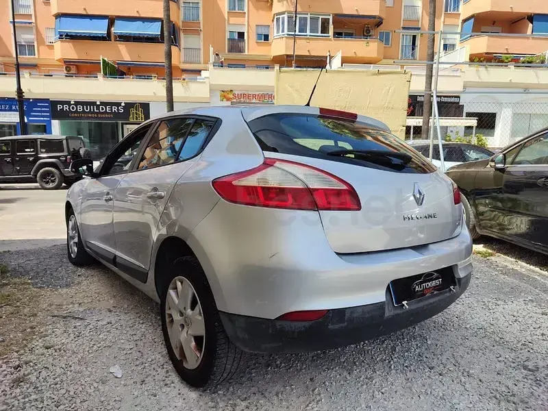 Usado Renault Mégane III Business 110 CV (80 kW) 2012 Gris / plata Berlina