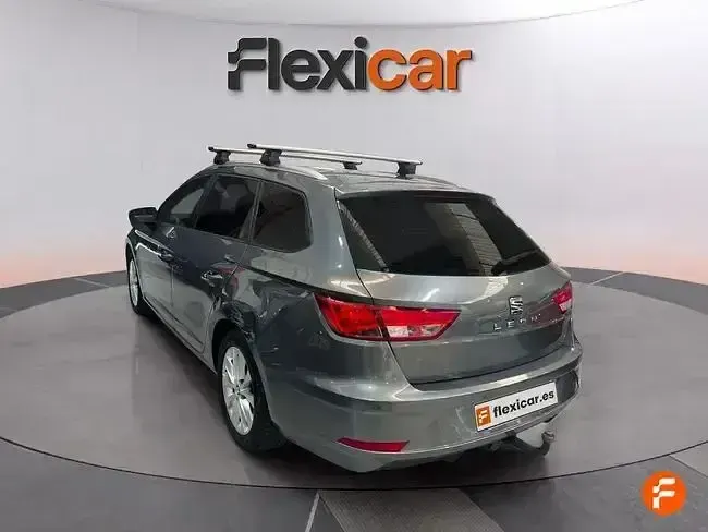Usado Seat Leon Style 110 CV (80 kW) 2018 Gris Familiar