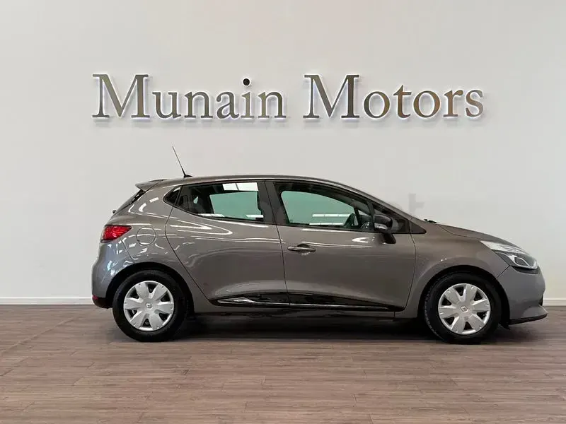 Usado Renault Clio IV Expression 90 CV (66 kW) 2013 Gris / plata Berlina