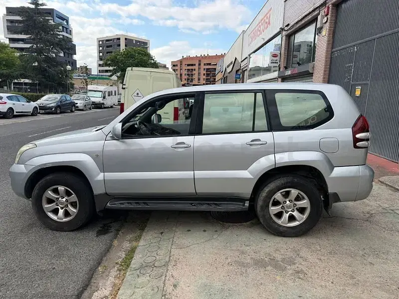 Usado Toyota Land Cruiser 166 CV (122 kW) 2006 Gris / plata SUV