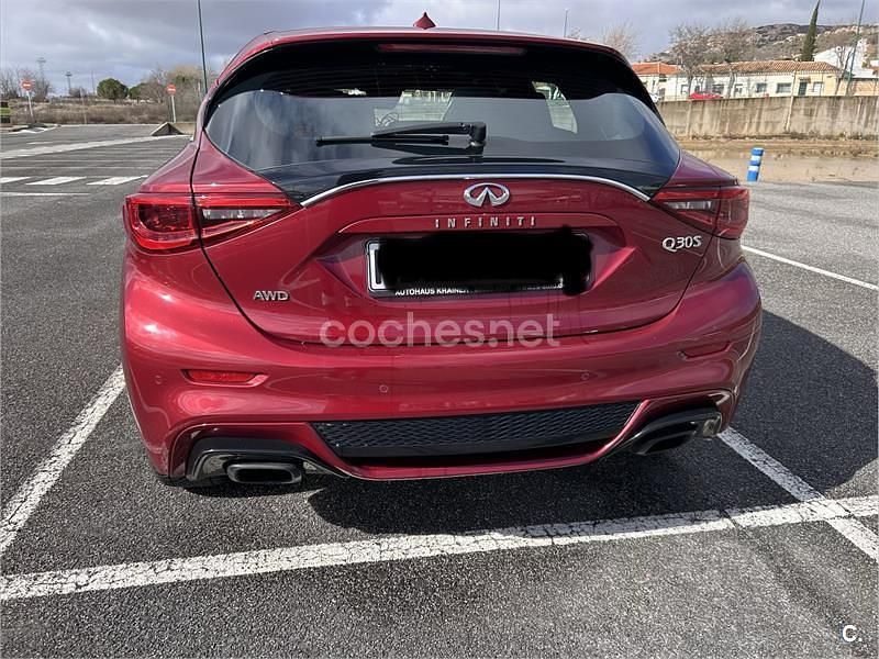 Usado Infiniti Q30 Sport Tech 211 CV (155 kW) 2018 Granate Berlina