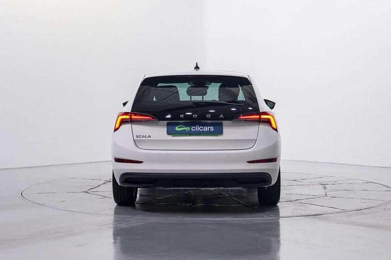 Usado Skoda Scala Selection 116 CV (85 kW) 2023 Blanco Utilitario