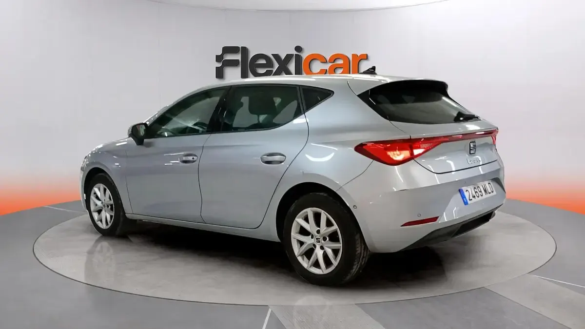 Usado Seat Leon Style 131 CV (96 kW) 2023 Gris Berlina