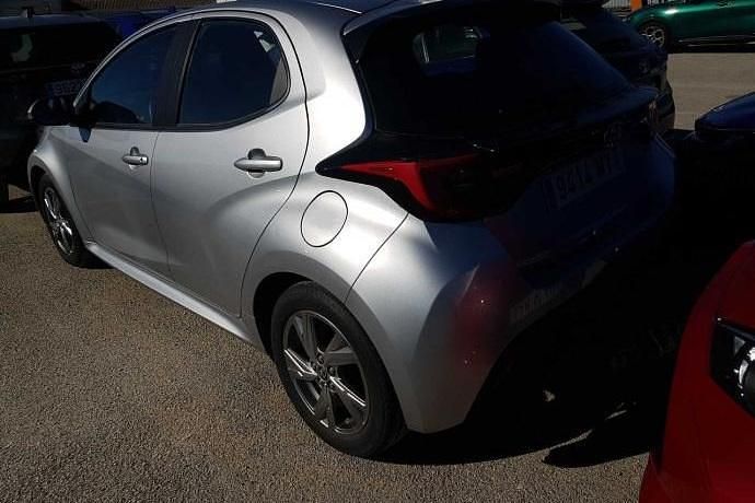 Usado Toyota Yaris Hybrid Active 116 CV (85 kW) 2025 Gris Utilitario