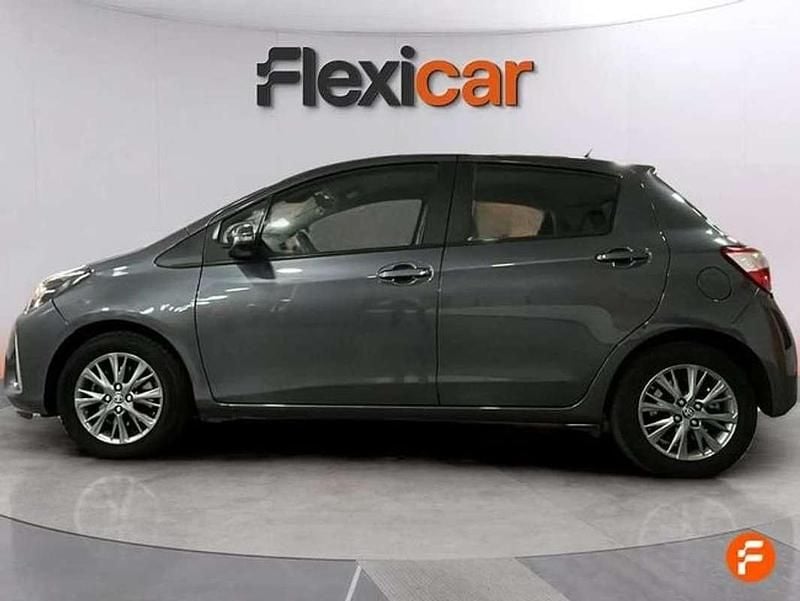 Usado Toyota Yaris Active 111 CV (81 kW) 2017 Gris Utilitario