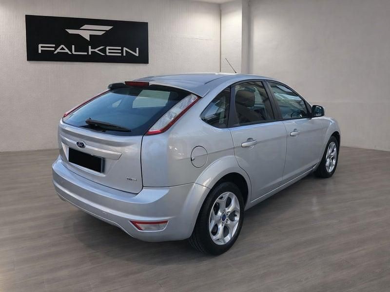 Usado Ford Focus Trend 109 CV (80 kW) 2010 Gris / plata Berlina