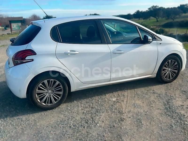 Usado Peugeot 208 Style 100 CV (73 kW) 2017 Blanco Utilitario