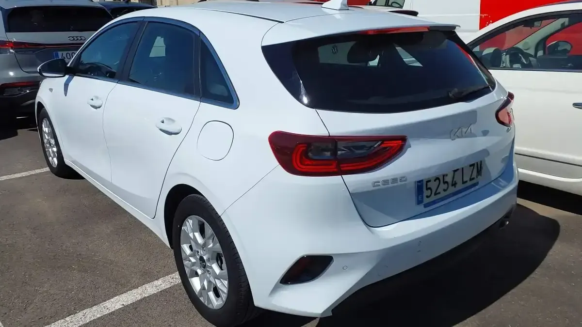 Usado Kia Ceed 101 CV (74 kW) 2022 Blanco Utilitario