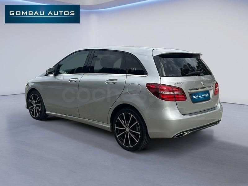 Usado Mercedes B180 AMG line 109 CV (80 kW) 2015 Gris / plata Monovolumen