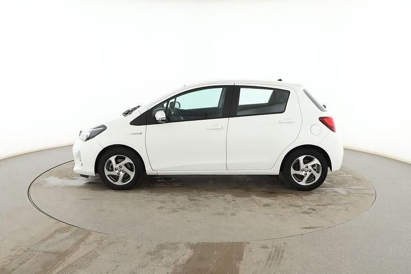 Usado Toyota Yaris Hybrid Active 101 CV (74 kW) 2016 Blanco Berlina