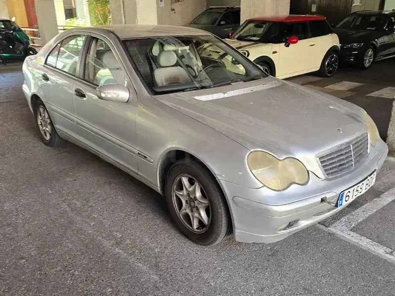 Usado Mercedes C220 Classic 143 CV (105 kW) 2001 Gris / plata Berlina
